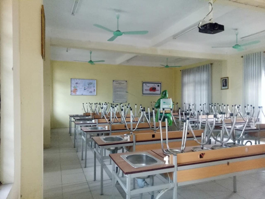 Cô Nguyễn Thị Kim Dung - Hiệu trưởng Trường THCS Đông La cho hay: &quot;Dù sắp tới thành phố và huyện có cho phép học sinh đi học lại hay không, nhưng chúng tôi luôn sẵn sàng các phương án đảm bảo về an toàn phòng dịch để đón các em bất cứ lúc nào&quot;.