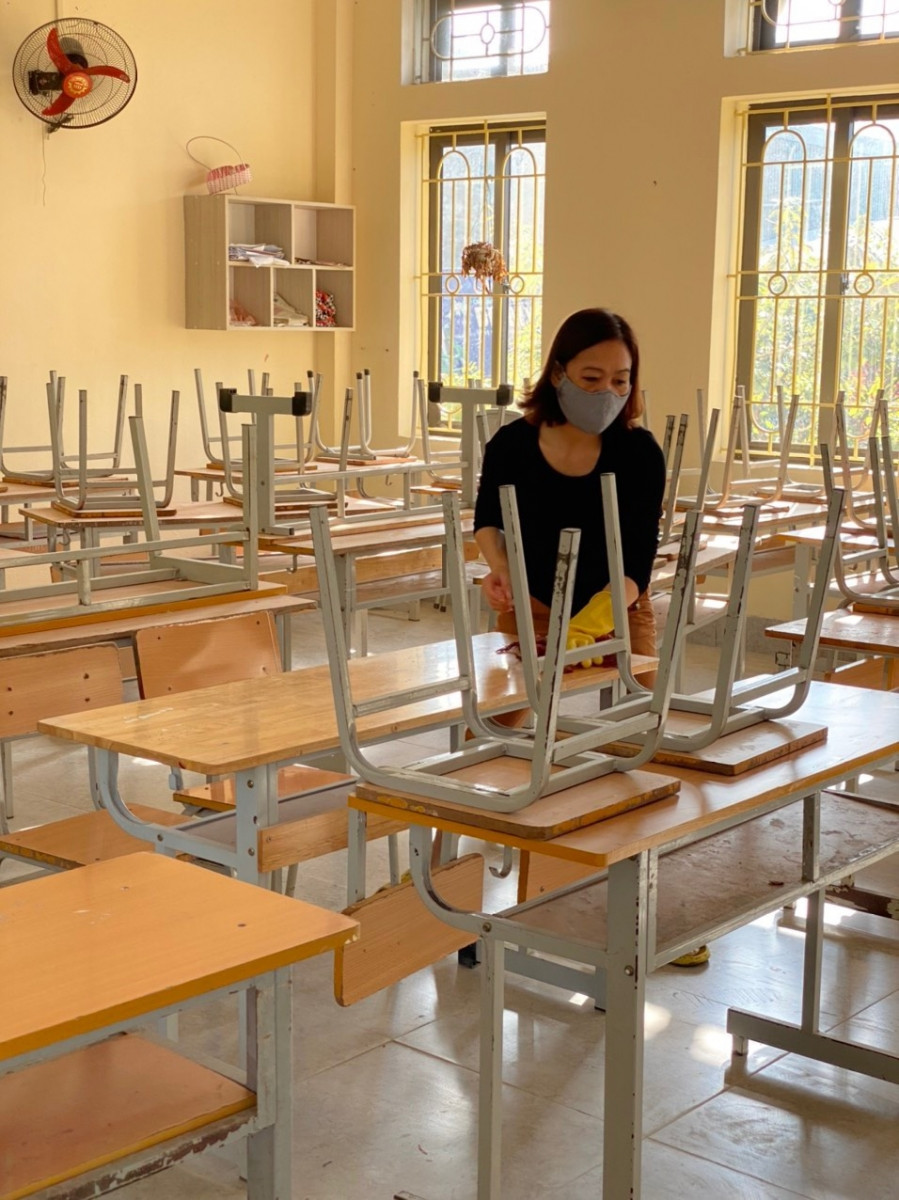 Tại Trường THCS Đông La (Hoài Đức, Hà Nội), việc lau dọn vệ sinh lớp học và kiểm tra, rà soát các trang thiết bị học tập cũng được nhà trường triển khai thường xuyên.
