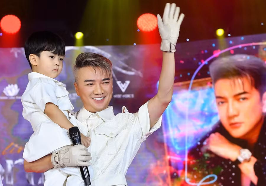 Đàm Vĩnh Hưng khiến hơn 600 khán giả bất ngờ khi công khai con trai ruột trong live concert của mình.