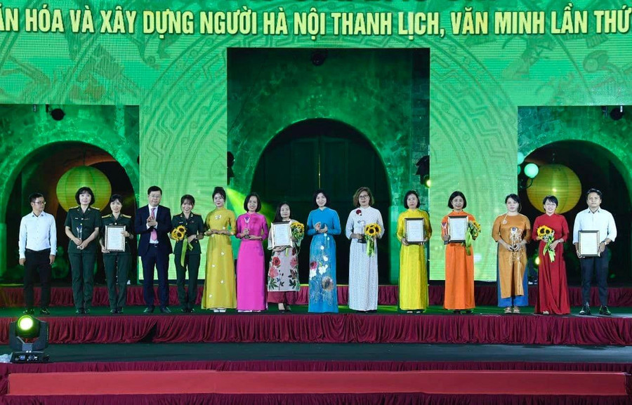 Đồng chí Nguyễn Thanh Lâm và đồng chí Phùng Thị Hồng Hà trao Giải B cho các tác giả, nhóm tác giả Đồng chí Nguyễn Thanh Lâm và đồng chí Phùng Thị Hồng Hà trao Giải B cho các tác giả, nhóm tác giả