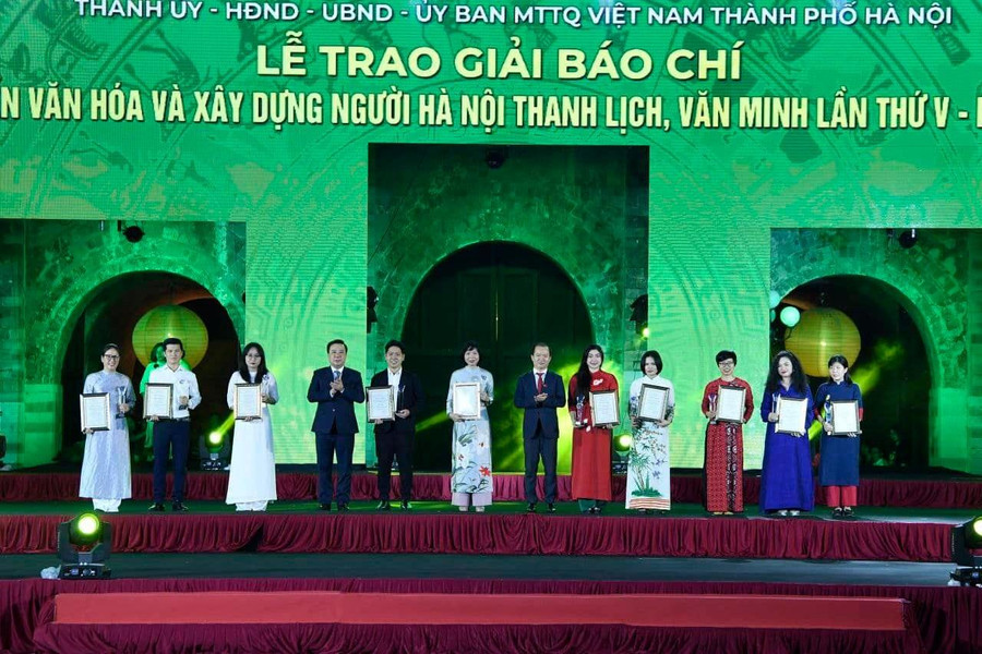 Đồng chí Chử Xuân Dũng và đồng chí Bùi Hoài Sơn trao Giải C cho các tác giả, nhóm tác giả Đồng chí Chử Xuân Dũng và đồng chí Bùi Hoài Sơn trao Giải C cho các tác giả, nhóm tác giả