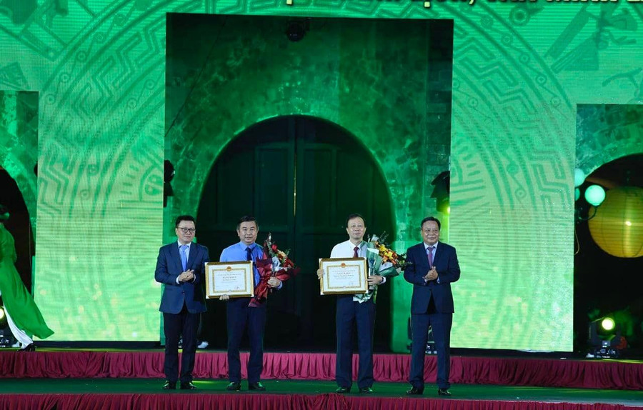 Đồng chí Lê Quốc Minh và đồng chí Nguyễn Văn Phong trao giải đồng hạng Xuất sắc cho Trung tâm Truyền hình Thông tấn và Báo Kinh tế và Đô thị Đồng chí Lê Quốc Minh và đồng chí Nguyễn Văn Phong trao giải đồng hạng Xuất sắc cho Trung tâm Truyền hình Thông tấn và Báo Kinh tế và Đô thị