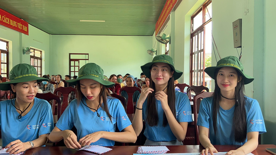 Bà Phạm Kim Dung cùng Hoa hậu Nguyễn Thúc Thùy Tiên, Lương Thùy Linh và Á hậu Phương Nhi. Bà Phạm Kim Dung cùng Hoa hậu Nguyễn Thúc Thùy Tiên, Lương Thùy Linh và Á hậu Phương Nhi.