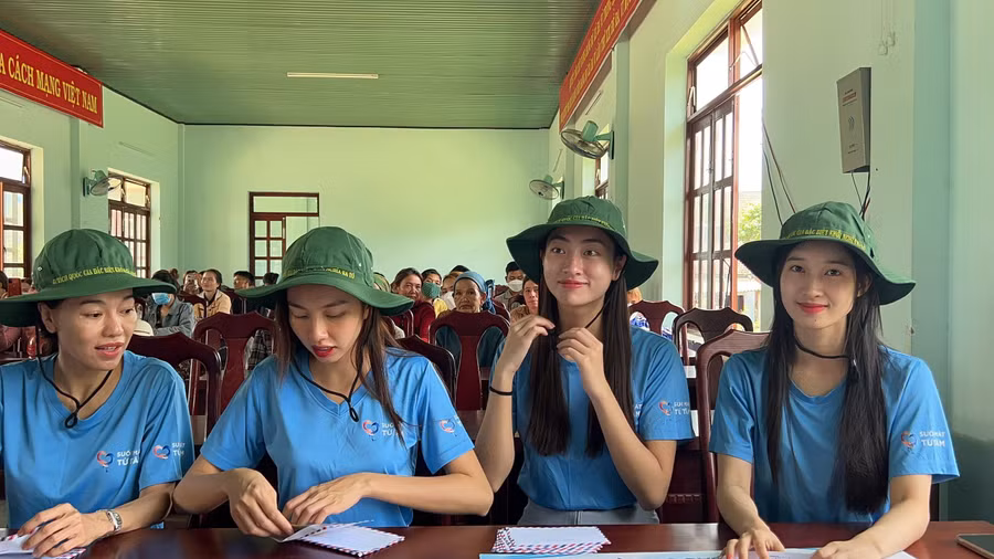 Bà Phạm Kim Dung cùng Hoa hậu Nguyễn Thúc Thùy Tiên, Lương Thùy Linh và Á hậu Phương Nhi.