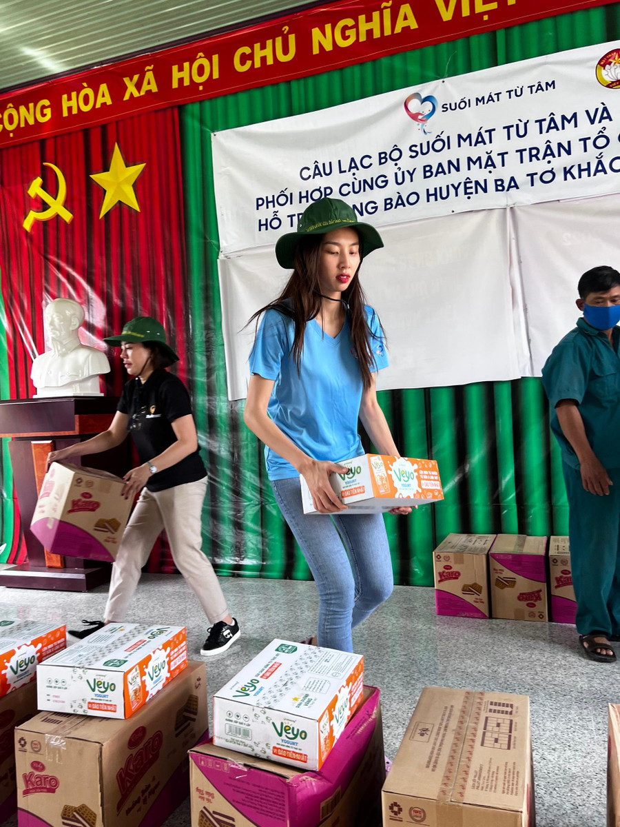 Hoa hậu Thùy Tiên tạm gác lịch trình riêng để vào miền Trung hỗ trợ người dân khó khăn. Hoa hậu Thùy Tiên tạm gác lịch trình riêng để vào miền Trung hỗ trợ người dân khó khăn.