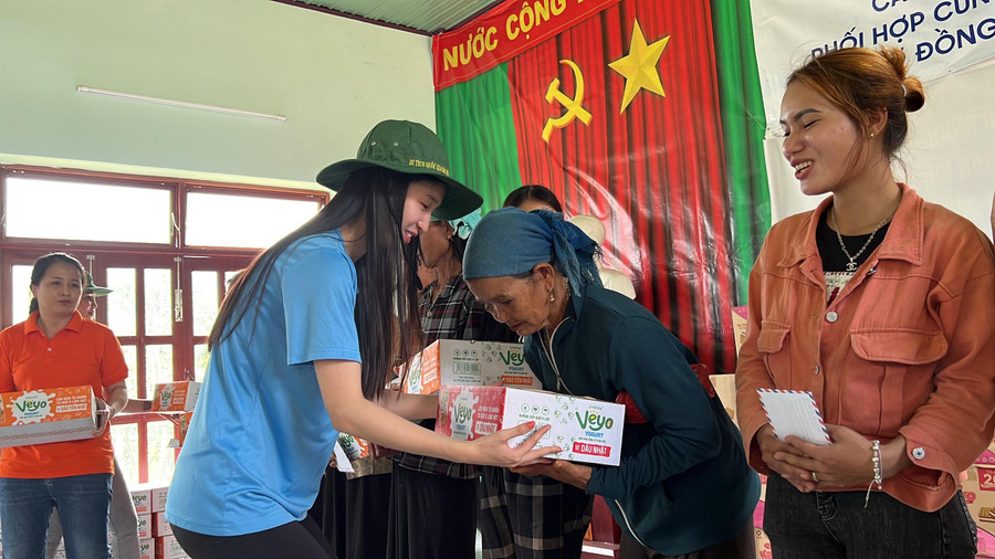Phương Nhi để lại ấn tượng đẹp với người dân tại các tỉnh miền Trung bởi hình ảnh giản dị, gần gũi. Phương Nhi để lại ấn tượng đẹp với người dân tại các tỉnh miền Trung bởi hình ảnh giản dị, gần gũi.