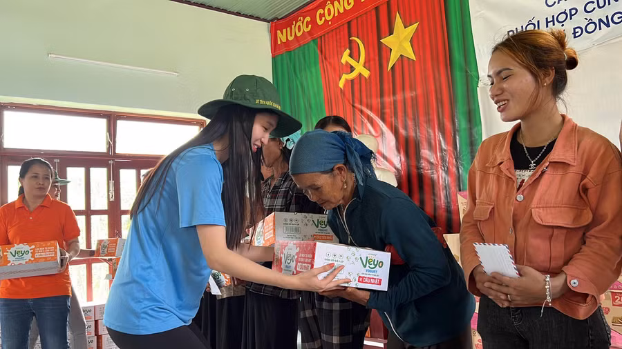 Phương Nhi để lại ấn tượng đẹp với người dân tại các tỉnh miền Trung bởi hình ảnh giản dị, gần gũi.