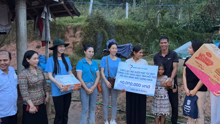 CLB Suối Mát Từ Tâm hỗ trợ gia đình bị sập nhà 60 triệu đồng để xây lại nhà kiên cố.