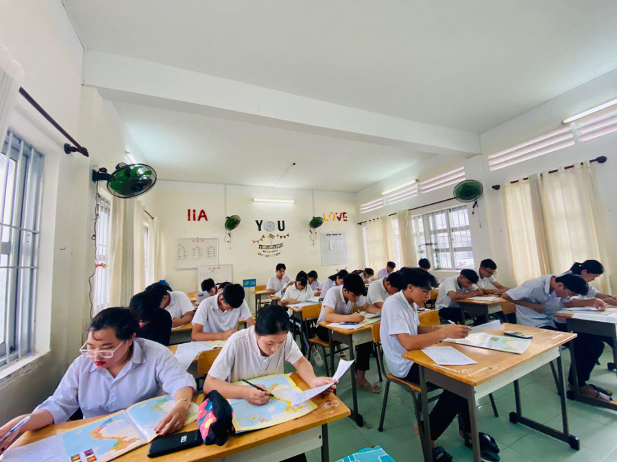 Học sinh huyện Côn Đảo bước vào làm bài thi Học sinh huyện Côn Đảo bước vào làm bài thi
