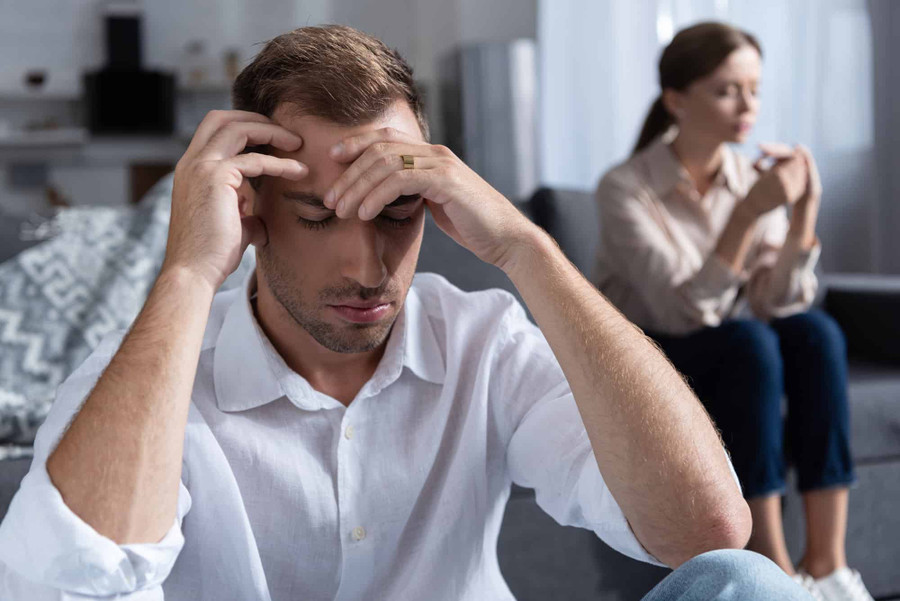 Có những người vợ yêu chồng đến mức đổ lỗi cho người khác về những sai sót của chồng mình hơn là thừa nhận hành vi sai trái của anh ta. (Ảnh: ITN). Có những người vợ yêu chồng đến mức đổ lỗi cho người khác về những sai sót của chồng mình hơn là thừa nhận hành vi sai trái của anh ta. (Ảnh: ITN).