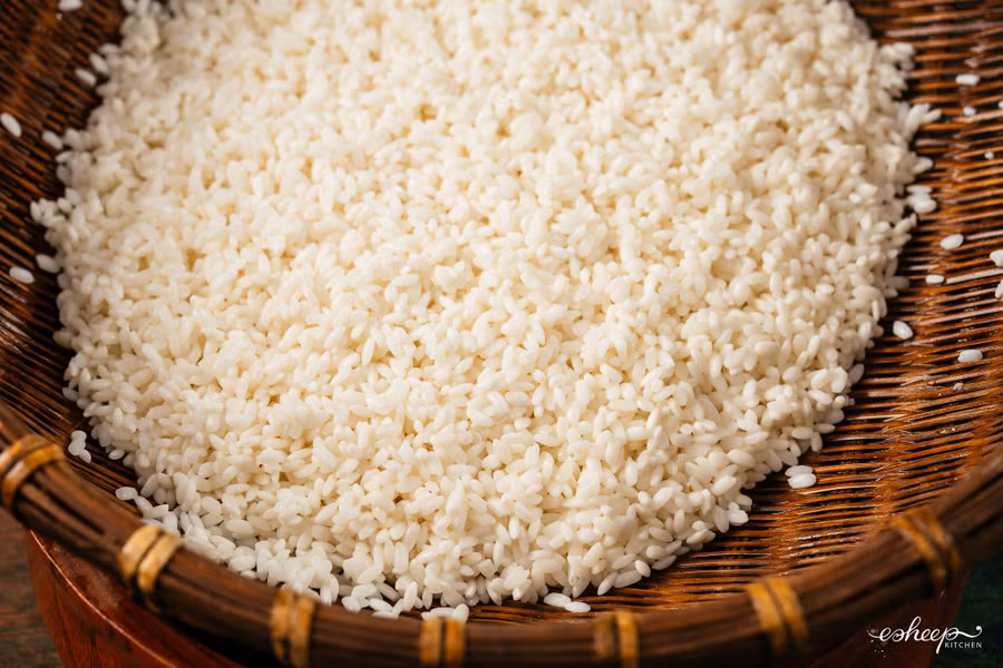 Gạo cũng phải là nếp cái hoa vàng, hạt nào hạt nấy căng tròn, trắng mẩy thì xôi sẽ ráo hạt, dẻo thơm.Để hạt xôi mọng, nở căng, thường sẽ phải ngâm gạo trước 3-4 tiếng với nước muối nhạt cho xôi thêm đậm đà.