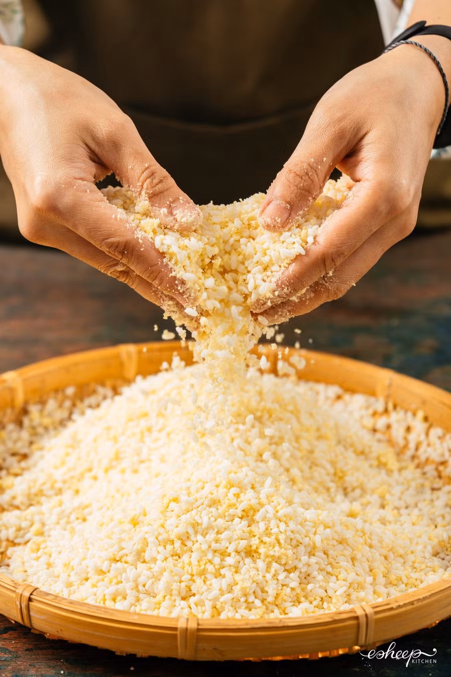 Vò lần một thật nhẹ tay cho đỗ trộn đều với nếp, nếp khô ráo tơi ra.Cứ rắc dần từng chút đỗ, vò dần từng phần gạo sẽ giúp gạo tơi mọng từng hạt và không lo bị vón cục.