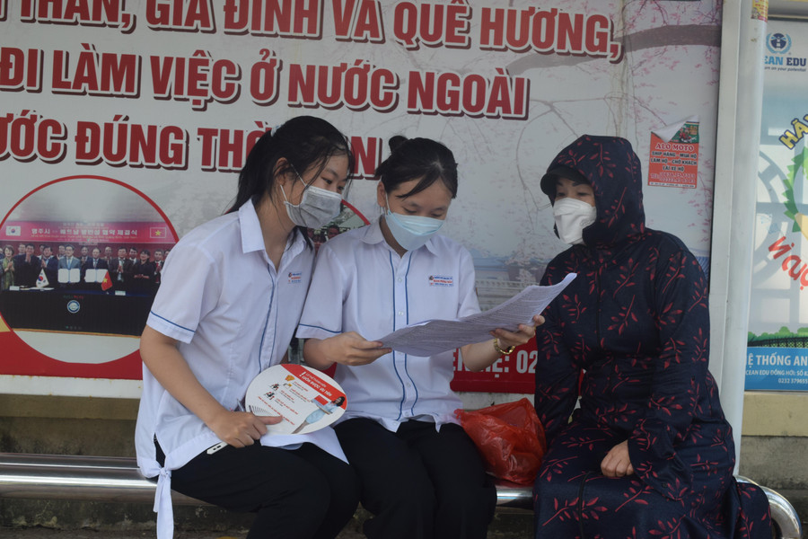 Các phụ huynh phấn khởi khi con hoàn thành tốt bài thi của mình. Các phụ huynh phấn khởi khi con hoàn thành tốt bài thi của mình.