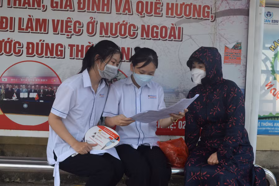 Các phụ huynh phấn khởi khi con hoàn thành tốt bài thi của mình.