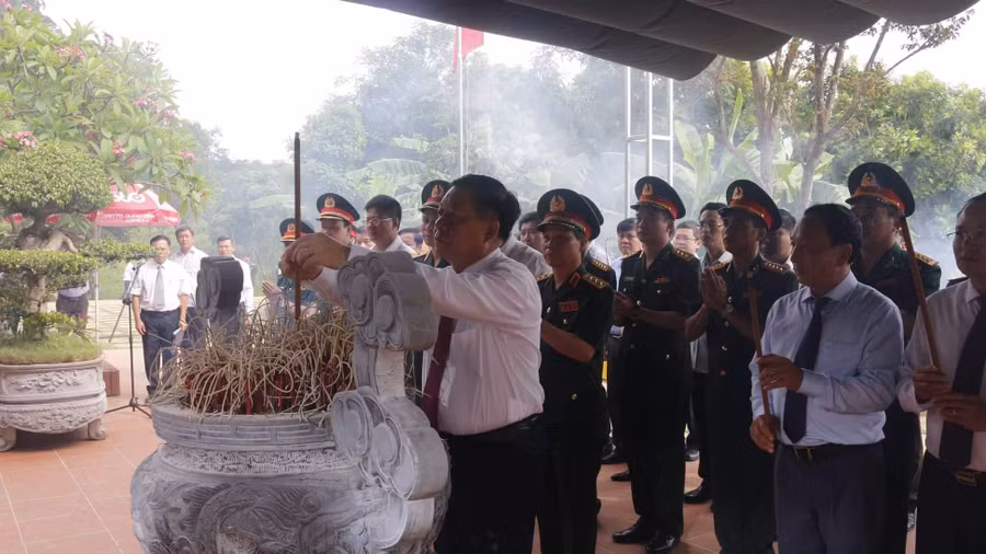 Trưởng ban Tuyên giáo Trung ương cùng lãnh đạo Tổng cục Chính trị Quân đội Nhân dân Việt Nam, lãnh đạo tỉnh Quảng Bình dâng hương tại hang Lèn Hà.