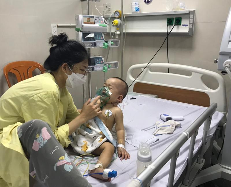 Sau quá trình điều trị, hiện cháu bé đã qua cơn nguy kịch.