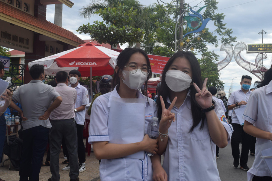 Các thí sinh có tâm lý thoải mái và khá tự tin khi bước vào môn thi Ngoại ngữ. Các thí sinh có tâm lý thoải mái và khá tự tin khi bước vào môn thi Ngoại ngữ.