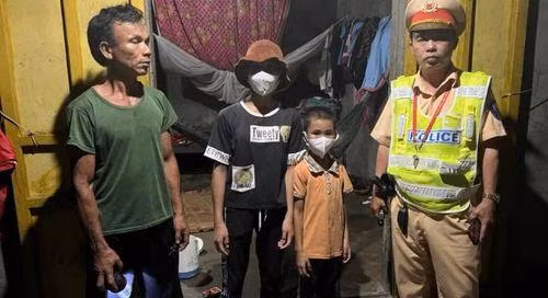 Lực lượng CSGT hỗ trợ đưa 2 cháu về nhà bàn giao cho gia đình.