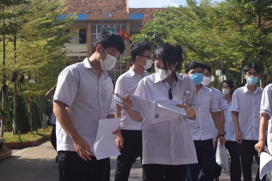 Các thí sinh kết thúc Kỳ thi tốt nghiệp THPT năm 2022.