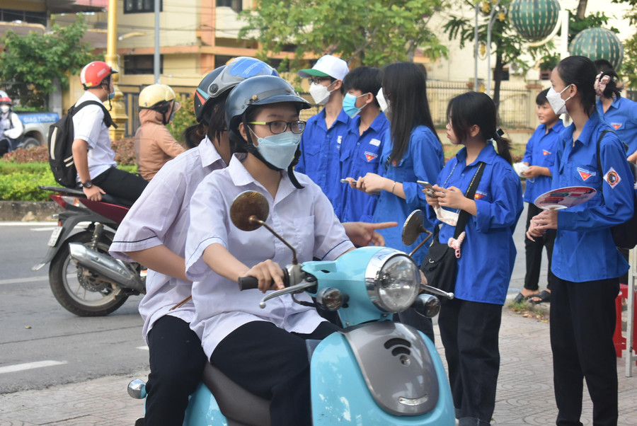 Các thí sinh đến điểm thi từ khá sớm để chuẩn bị sẵn sàng bước vào môn thi đầu tiên. Các thí sinh đến điểm thi từ khá sớm để chuẩn bị sẵn sàng bước vào môn thi đầu tiên.