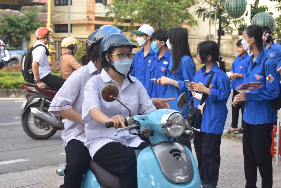 Các thí sinh đến điểm thi từ khá sớm để chuẩn bị sẵn sàng bước vào môn thi đầu tiên.