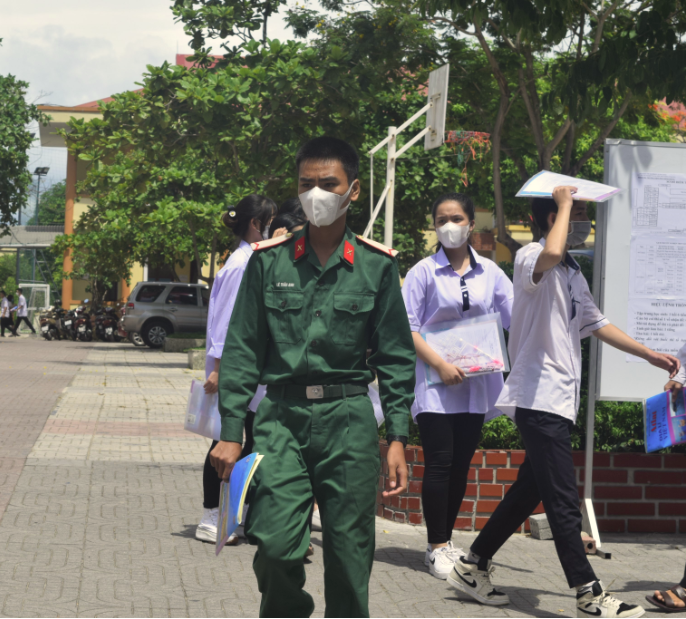 Các thí sinh rời phòng thi, kết thúc bài thi tổ hợp Khoa học tự nhiên và Khoa học xã hội.