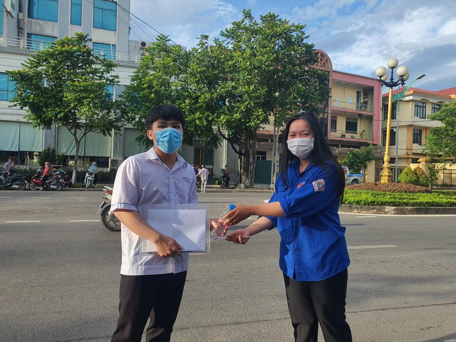 Các tình nguyện viên hỗ trợ nước uống cho các thí sinh. Các tình nguyện viên hỗ trợ nước uống cho các thí sinh.