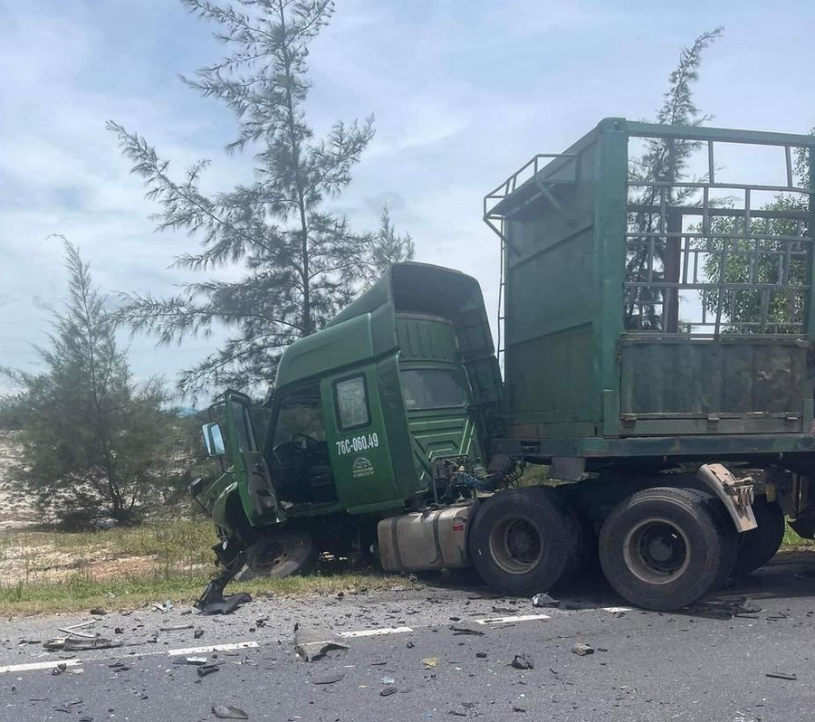 Xe đầu kéo bị hư hỏng phần đầu.