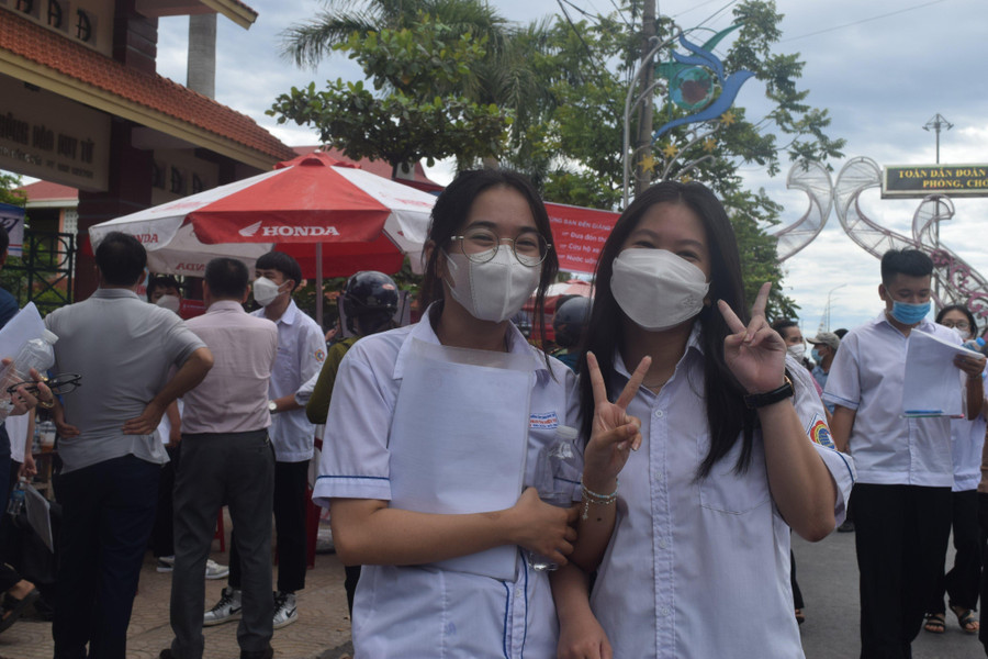 Kết thúc môn thi Ngữ Văn với tâm lý thoải mái khiến các thí sinh tự tin hơn để bước vào các môn thi tiếp theo. Kết thúc môn thi Ngữ Văn với tâm lý thoải mái khiến các thí sinh tự tin hơn để bước vào các môn thi tiếp theo.