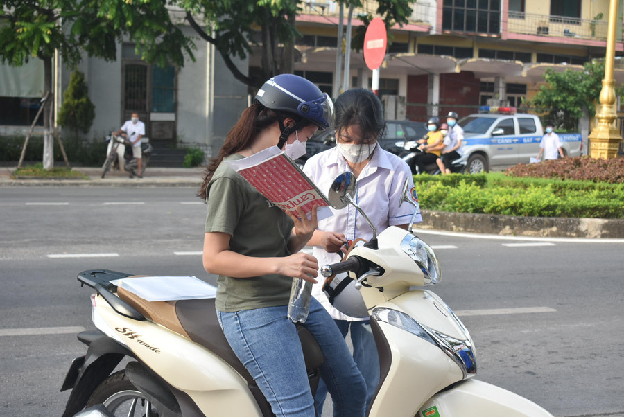 Phụ huynh dặn dò và động viên con trước khi vào phòng thi.