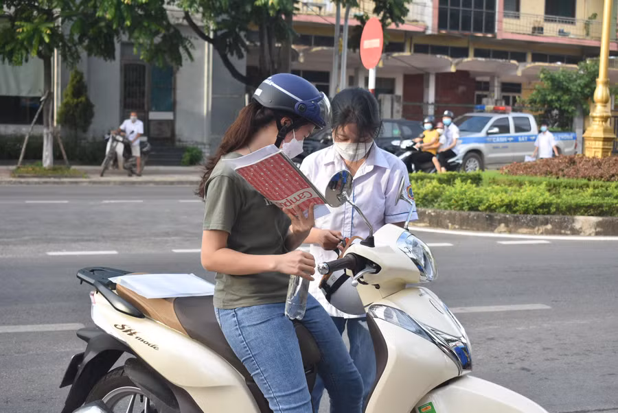 Phụ huynh dặn dò và động viên con trước khi vào phòng thi.