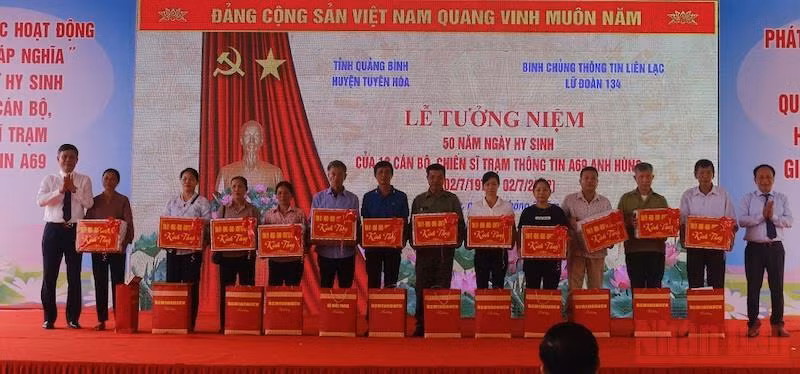 Lãnh đạo tỉnh Quảng Bình tặng quà cho thân nhân các liệt sĩ.