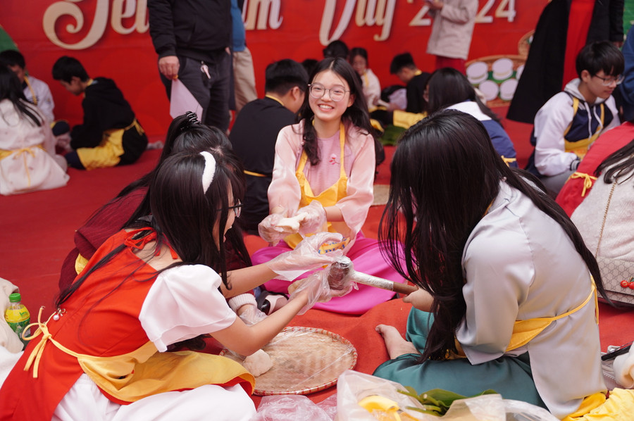 Để bánh giầy được dẻo cần được giã nhuyễn và kỹ từ đôi bàn tay của các em học sinh nên ai cũng hào hứng. Để bánh giầy được dẻo cần được giã nhuyễn và kỹ từ đôi bàn tay của các em học sinh nên ai cũng hào hứng.