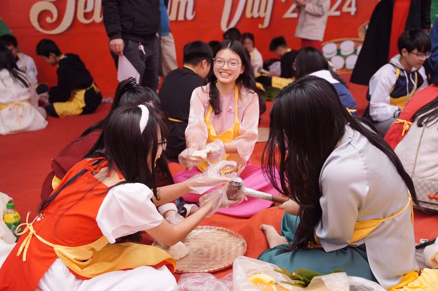 Để bánh giầy được dẻo cần được giã nhuyễn và kỹ từ đôi bàn tay của các em học sinh nên ai cũng hào hứng.