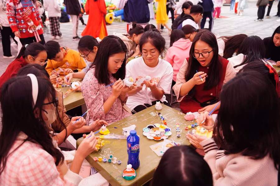 Các em tham gia vẽ tô tượng.