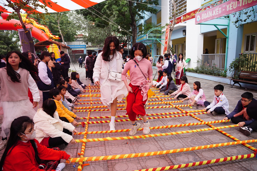 Nhảy sạp để tái hiện văn hóa của đồng bào các dân tộc vùng Tây Bắc. Nhảy sạp để tái hiện văn hóa của đồng bào các dân tộc vùng Tây Bắc.