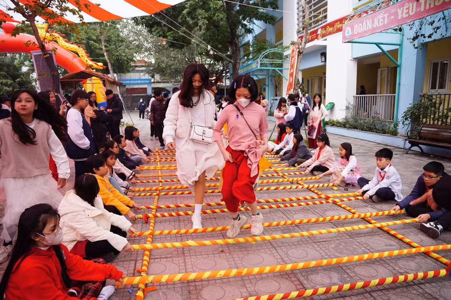 Nhảy sạp để tái hiện văn hóa của đồng bào các dân tộc vùng Tây Bắc.