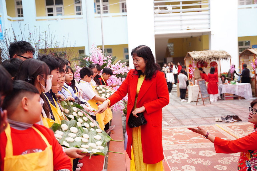 Các đội trưng bày những chiếc bánh giầy mình tự giã cho ban giám khảo đánh giá. Các đội trưng bày những chiếc bánh giầy mình tự giã cho ban giám khảo đánh giá.