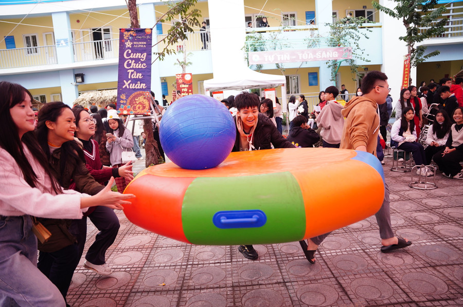 Ngoài ra, học sinh còn tham gia các trò chơi vui nhộn khác như thi chạy giữ thăng bằng cho quả bóng hơi. Ngoài ra, học sinh còn tham gia các trò chơi vui nhộn khác như thi chạy giữ thăng bằng cho quả bóng hơi.
