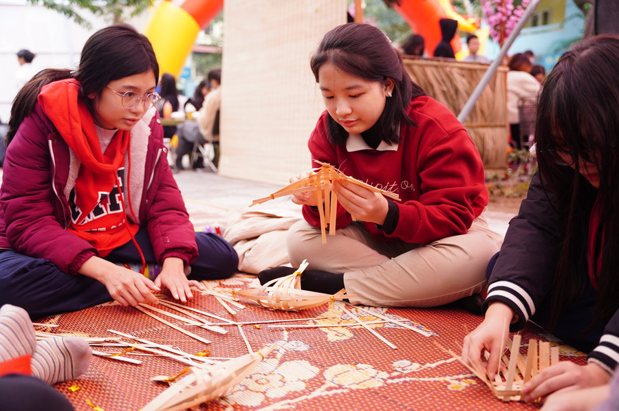 Học sinh tham gia thử thách với trò đan nan tre. Học sinh tham gia thử thách với trò đan nan tre.