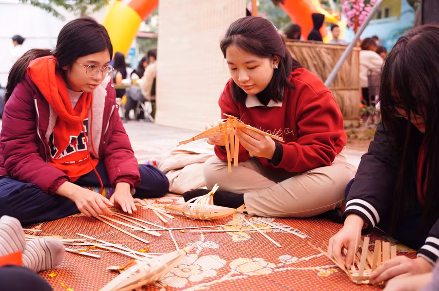 Học sinh tham gia thử thách với trò đan nan tre.