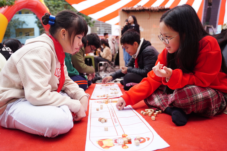 Ô ăn quan là một trong những trò chơi dân gian được đưa vào các nhà trường tại Hà Nội. Ô ăn quan là một trong những trò chơi dân gian được đưa vào các nhà trường tại Hà Nội.