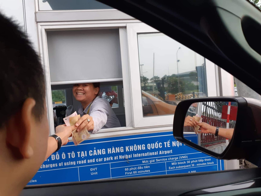 Tài xế "cắn răng" nộp phí khi vào sân bay Nội Bài. Tài xế "cắn răng" nộp phí khi vào sân bay Nội Bài.