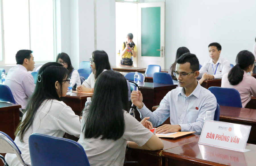 Sinh viên tham gia phỏng vấn cùng nhà tuyển dụng