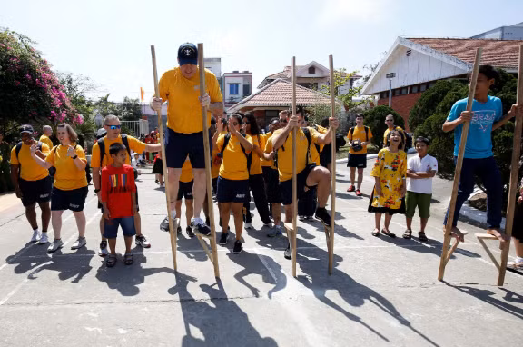 Trải nghiệm thú vị với trò chơi đi cà kheo tại lễ hội Trải nghiệm thú vị với trò chơi đi cà kheo tại lễ hội