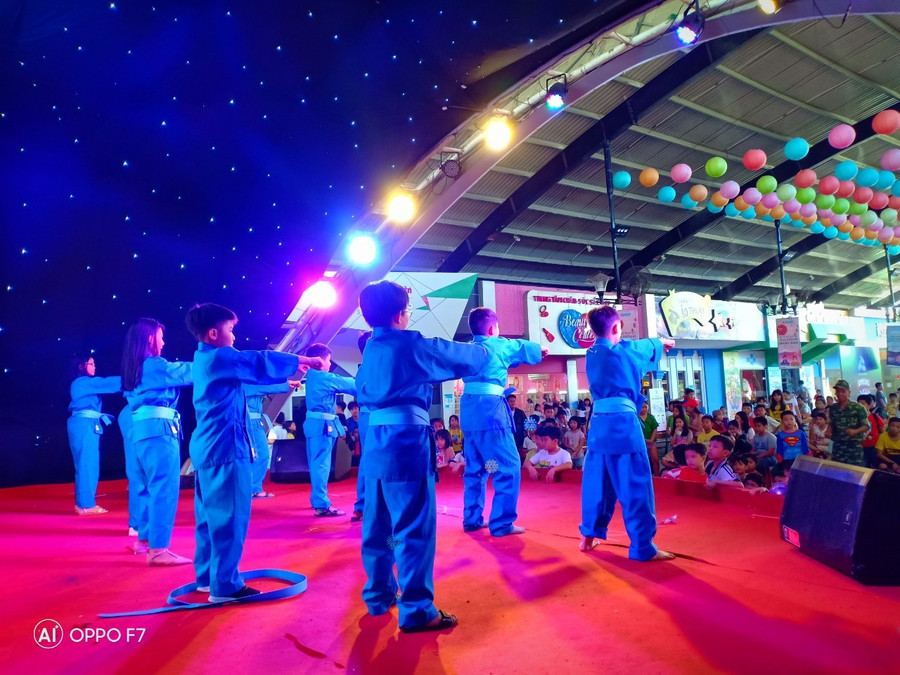 Phụ huynh sẽ tự hào khi thấy trẻ khoác lên mình bộ trang phục Vovinam phô diễn sức mạnh qua những thế võ điệu nghệ trên sân khấu Phụ huynh sẽ tự hào khi thấy trẻ khoác lên mình bộ trang phục Vovinam phô diễn sức mạnh qua những thế võ điệu nghệ trên sân khấu