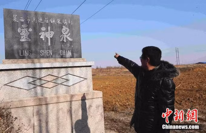 22 cặp song sinh mang cùng họ trong con hẻm nửa km