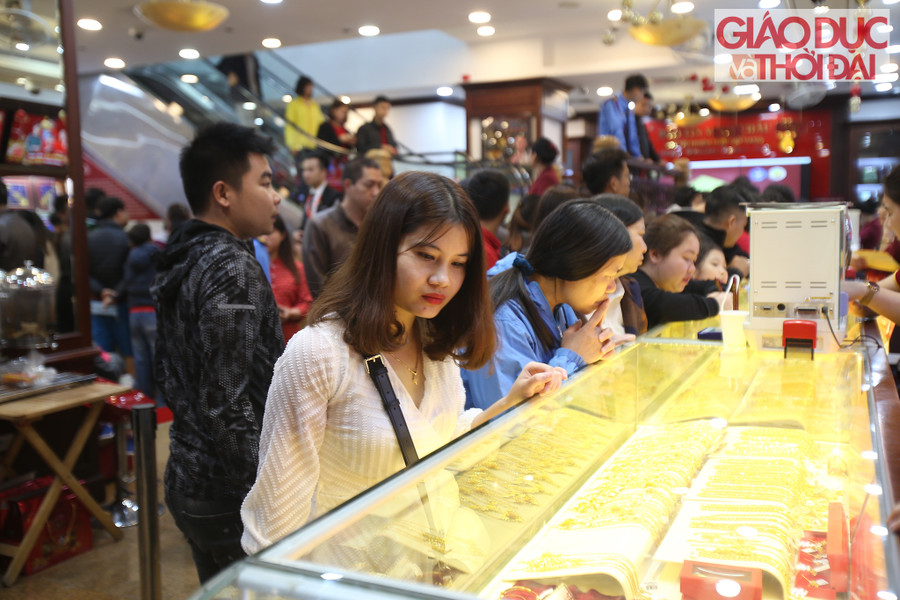 Nhiều bạn trẻ đến mua vàng với mong muốn công việc được thuận lợn dịp đầu năm