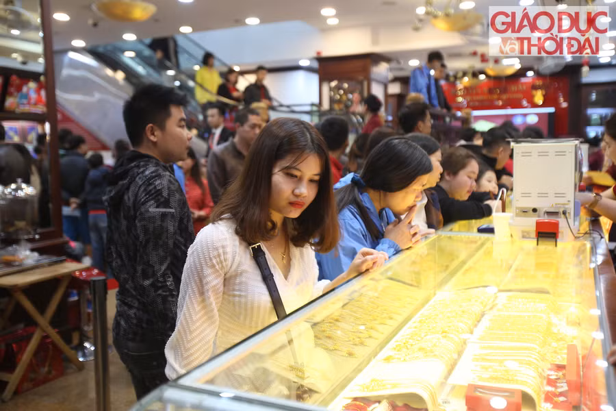 Nhiều bạn trẻ đến mua vàng với mong muốn công việc được thuận lợn dịp đầu năm