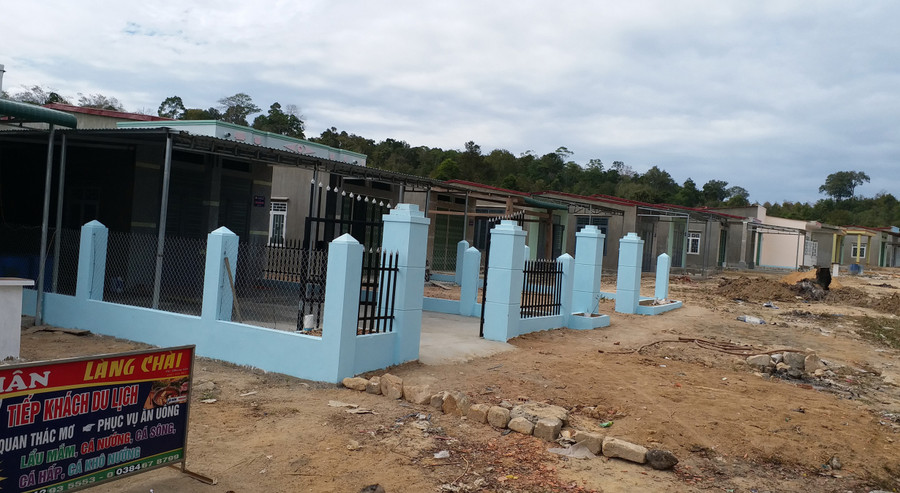 Những ngôi nhà trên bờ của người dân chài Sê San Những ngôi nhà trên bờ của người dân chài Sê San